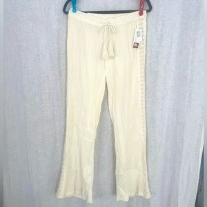 RipCurl Women’s Off-White Linen Pants.